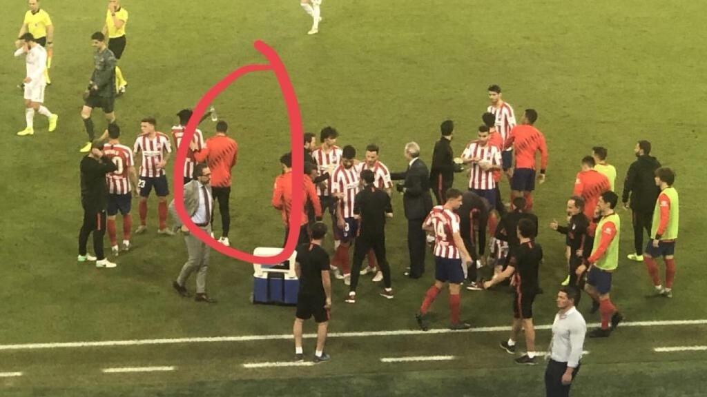 Koke saltó al campo para estar en la charla de la prórroga de la Supercopa