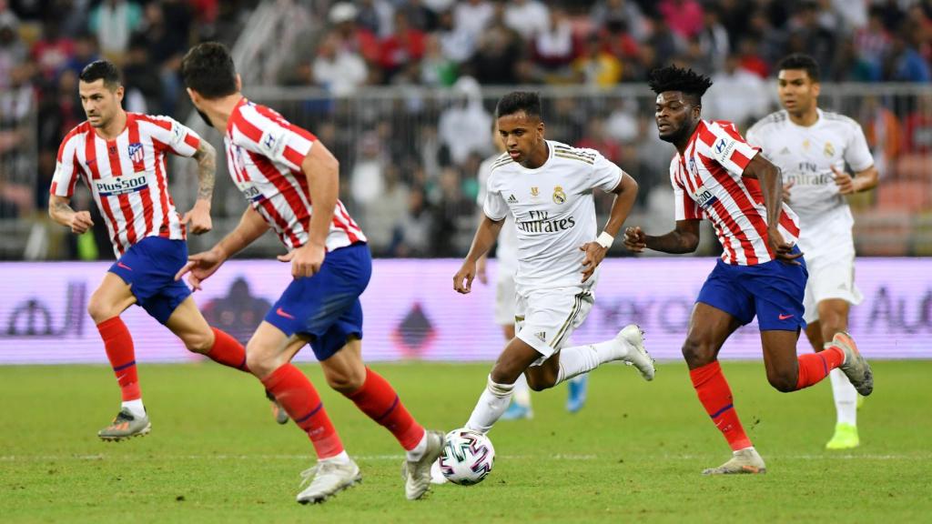 Rodrygo Goes rodeado de varios jugadores del Atlético de Madrid