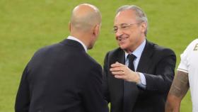 Florentino Pérez saluda a Zinedine Zidane antes de recoger la medalla de campeón