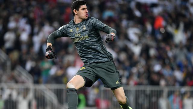 Courtois celebra la victoria del Real Madrid  en la final de la Supercopa de España