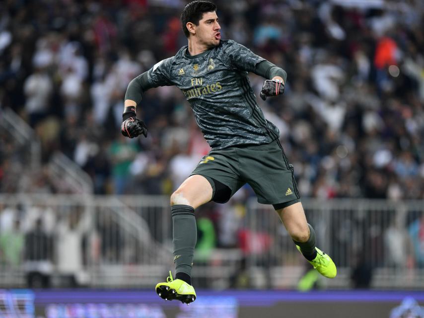 Courtois celebra la victoria en la final de la Supercopa de España