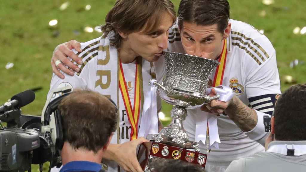 Luka Modric y Sergio Ramos con el trofeo de la Supercopa de España