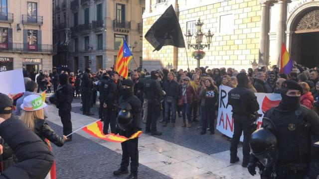 Unos 200 CDR increpan a simpatizantes de Vox en Barcelona.