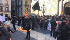 Unos 200 CDR increpan a simpatizantes de Vox en Barcelona.