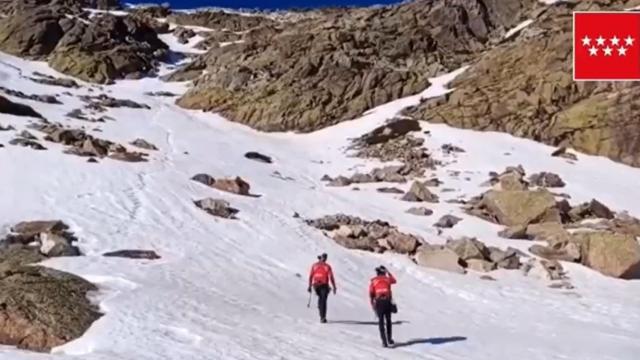 Efectivos del GERA acuden al risco de los Claveles, en la Sierra de Madrid.