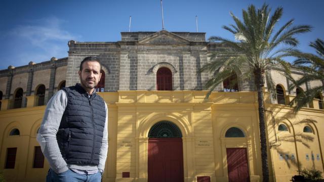 Carlos Aguilar delante de una puerta de la plaza de toros de Jerez de la Frontera (Cádiz), este lunes.