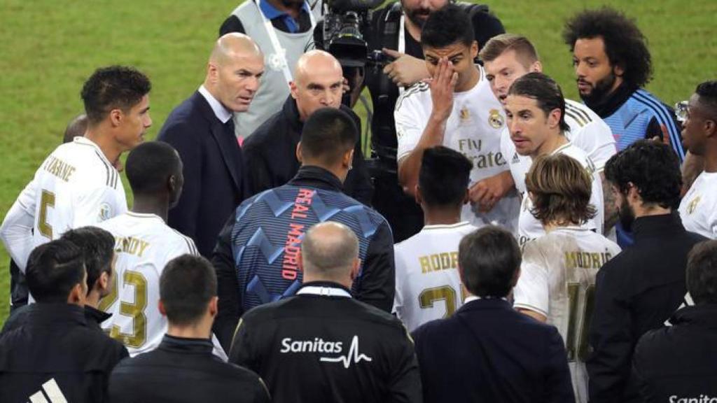 Zidane, durante la charla en la Supercopa de España