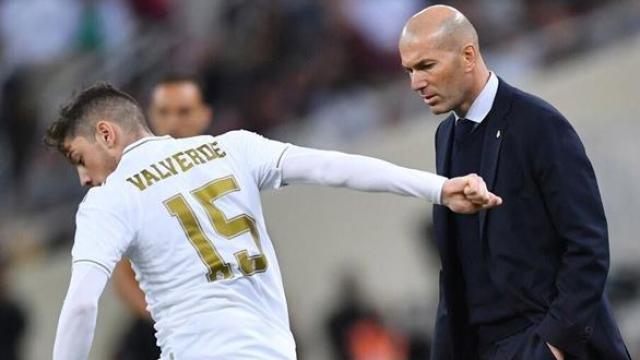 Fede Valverde y Zinedine Zidane, en el Real Madrid - Atlético de la final de la Supercopa de España