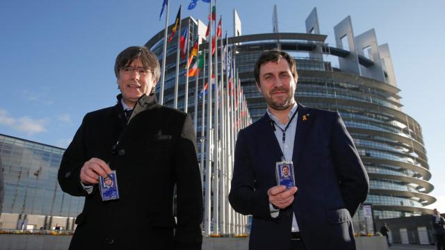 Puigdemont y Comín exhiben su acreditación ante la sede de la Eurocámara en Estrasburgo