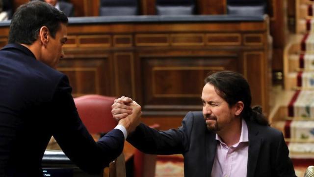 El vicepresidente del Gobierno, Pablo Iglesias, saluda al presidente del Gobierno, Pedro Sánchez.