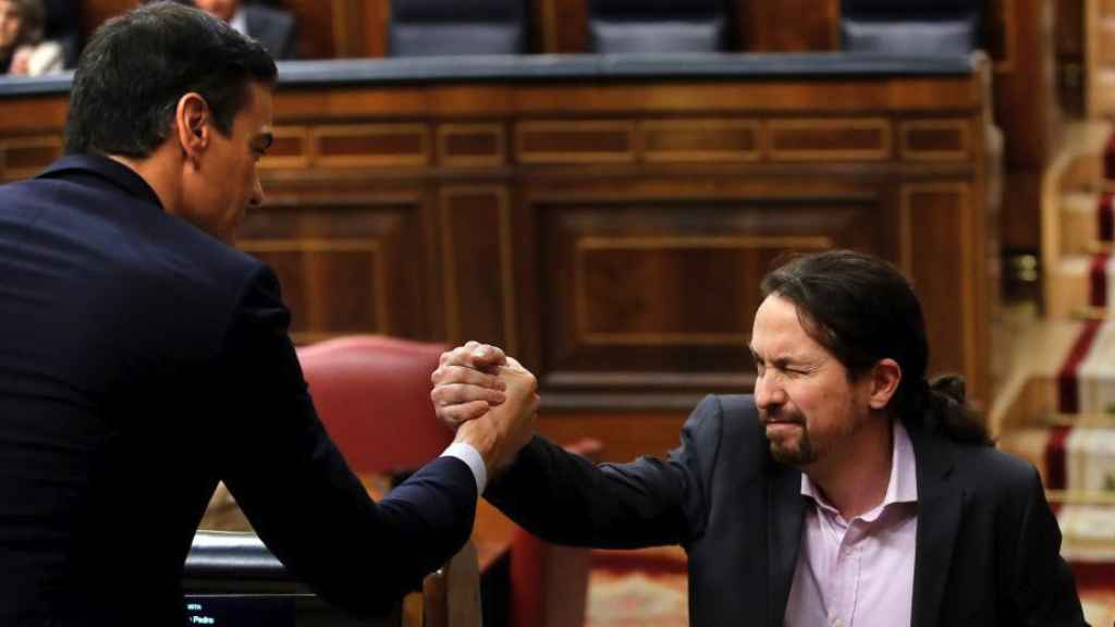 El vicepresidente del Gobierno, Pablo Iglesias, saluda al presidente del Gobierno, Pedro Sánchez.