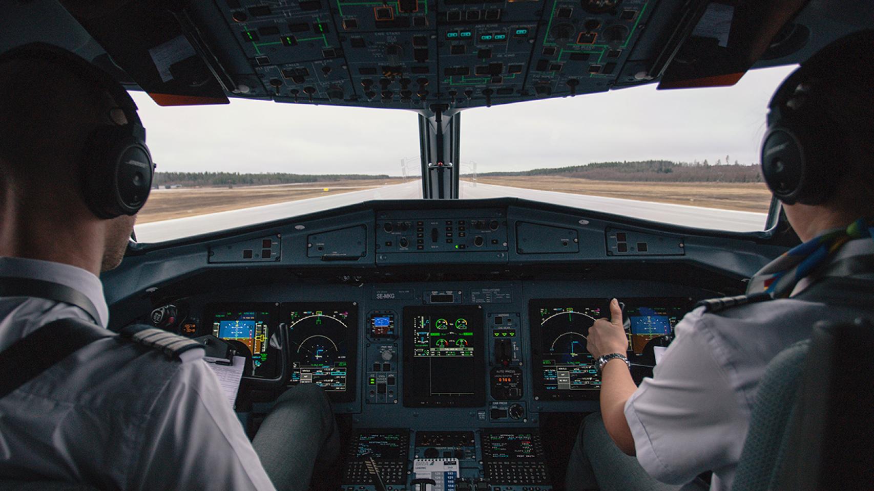 Cada avión necesita siete pilotos, considerando los periodos de descanso y entrenamiento.