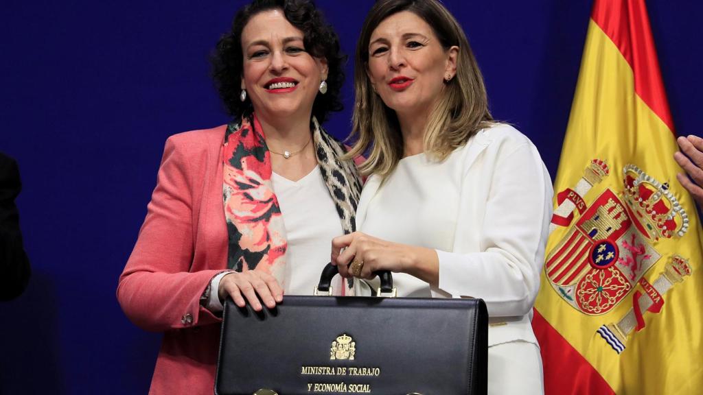 Magdalena Valerio, exministra de Trabajo y Seguridad Social, hace entrega de la cartera de Trabajo y Economía Social a Yolanda Díaz.