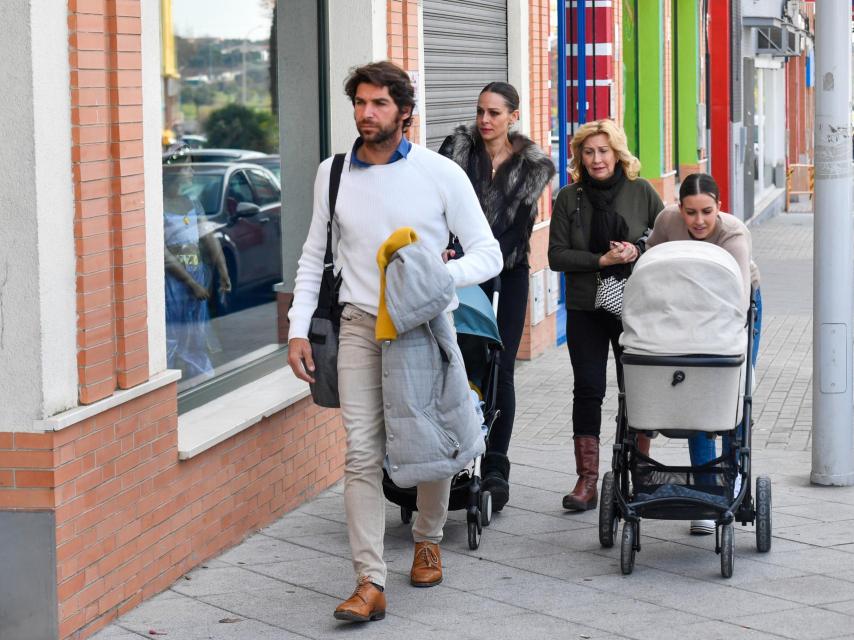 Cayetano Rivera y Eva González junto a la madre y la hermana de la presentadora.