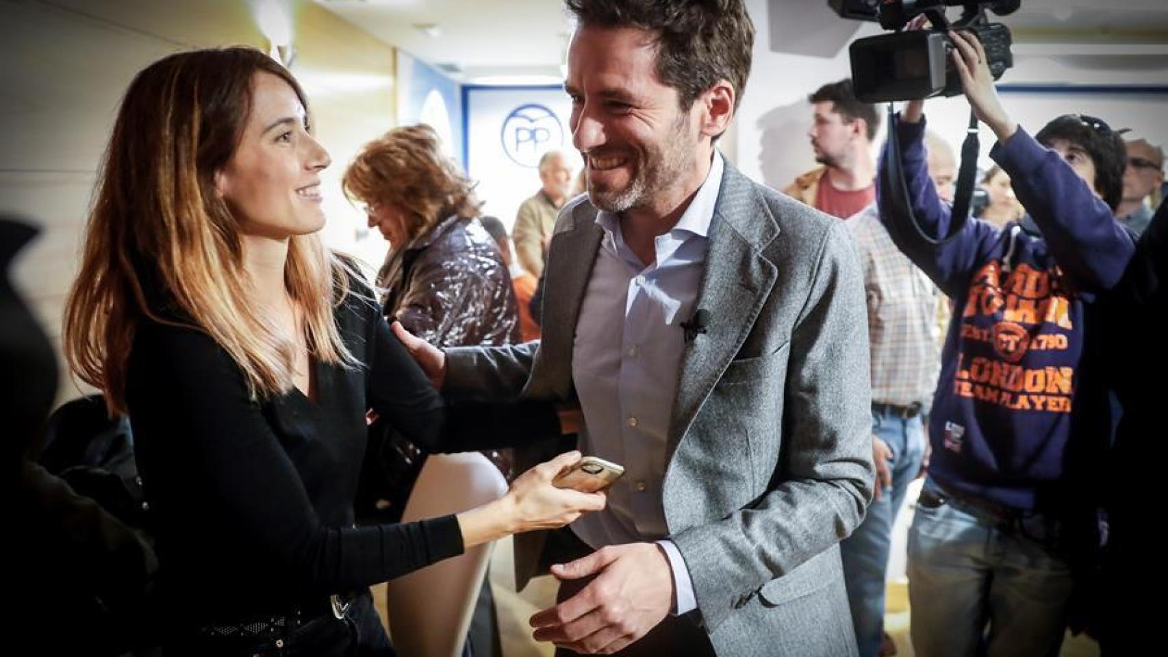 Borja Sémper, junto a su mujer, Bárbara Goenaga, tras anunciar que abandona sus cargos políticos.