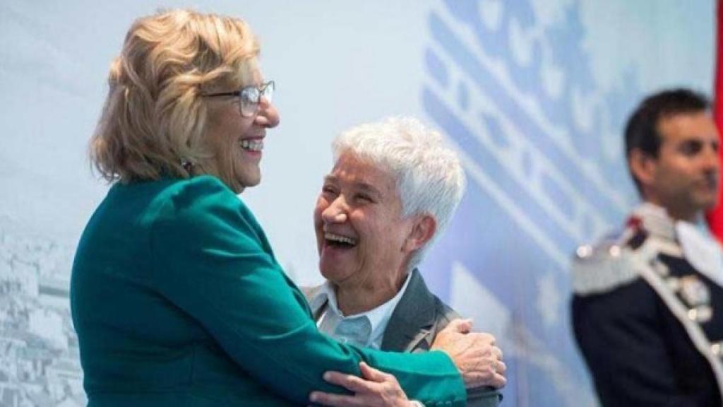 Boti García, cuando recibió la Medalla de Oro de Madrid, junto a Manuela Carmena.