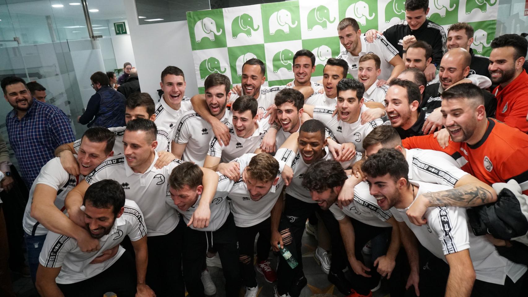 Los jugadores de Unionistas de Salamanca celebran el emparejamiento con el Real Madrid en Copa del Rey