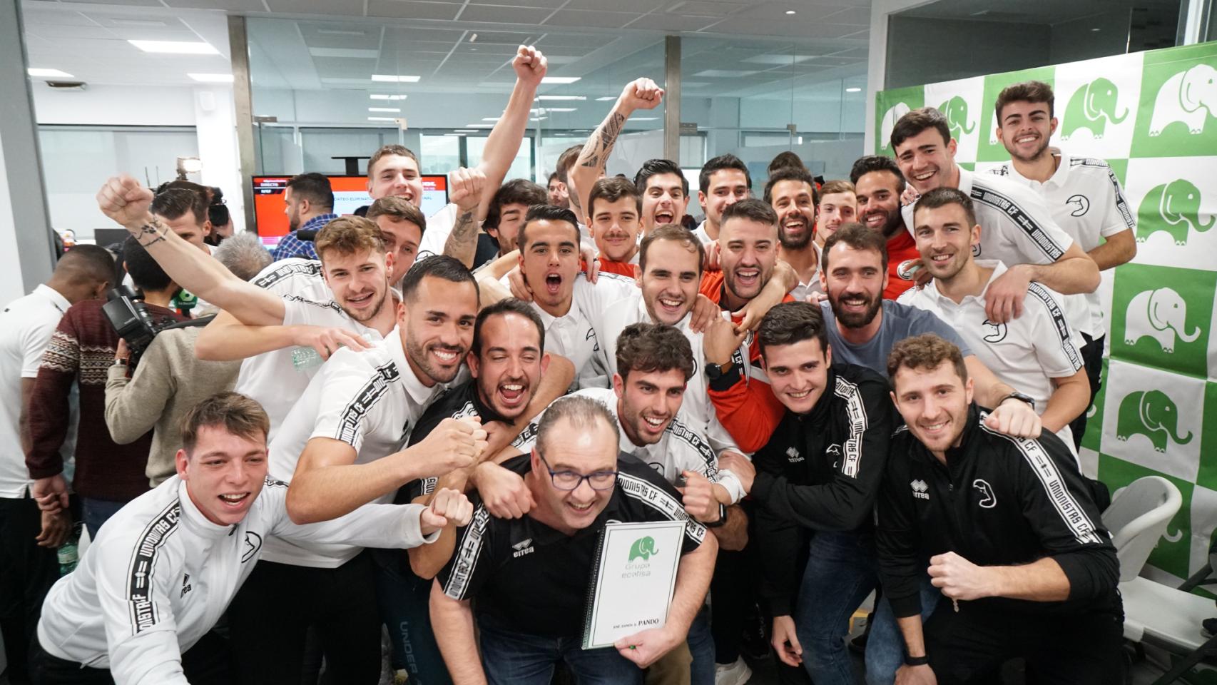 Los jugadores de Unionistas de Salamanca celebran el emparejamiento con el Real Madrid en Copa del Rey