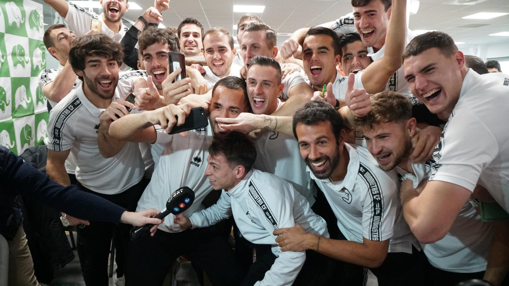 Los jugadores de Unionistas de Salamanca celebran el emparejamiento con el Real Madrid en Copa del Rey