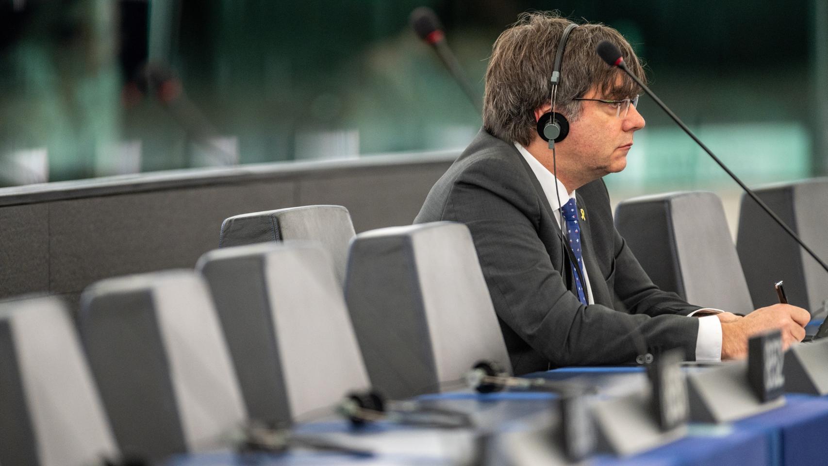 Carles Puigdemont, sentado en su escaño del Parlamento Europeo en Estrasburgo.