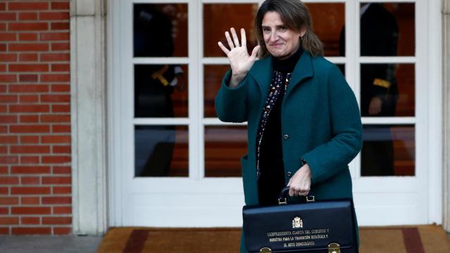 La vicepresidenta y ministra para la Transición Ecológica y el Reto Demográfico, Teresa Ribera, llega para asistir a la primera reunión del gabinete en el Palacio de la Moncloa.