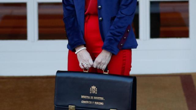 La ministra de Industria, María Reyes Maroto, llega para asistir a la primera reunión del gabinete en el Palacio de la Moncloa.