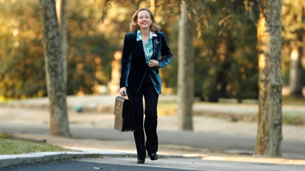 a vicepresidenta de Asuntos Económicos y Transformación Digital, Nadia Calviño a su llegada a la Moncloa antes del primer Consejo de Ministros del Gobierno de coalición.