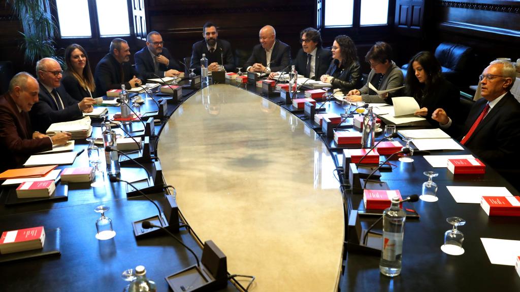 Roger Torrent preside una reunión de la Mesa del Parlament.