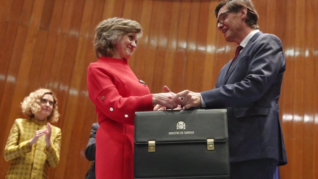 María Luis Carcedo y Salvador Illa, en el momento en el que el nuevo ministro recibe la cartera de Sanidad.