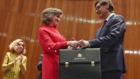 María Luisa Carcedo y Salvador Illa, en el momento en el que el nuevo ministro recibe la cartera de Sanidad.