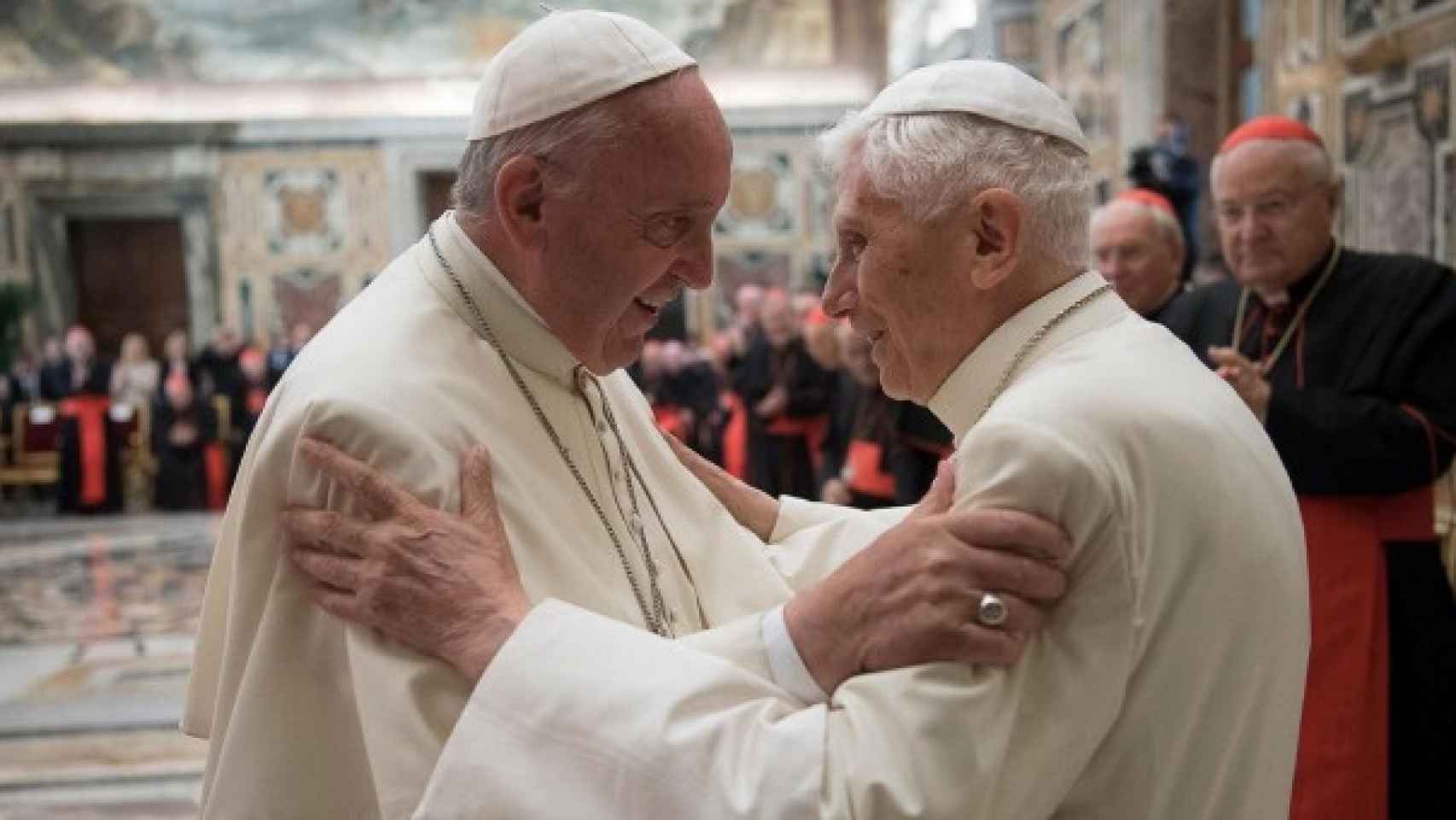 El papa Francisco, Jorge Mario Bergoglio, y el papa emérito Benedicto XVI, Joseph Ratzinger, en el Vaticano.