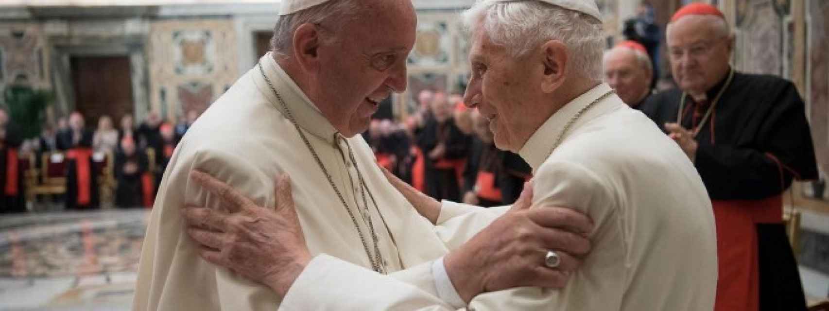 Benedicto XVI ordena retirar su nombre del libro que rechaza la ordenación  de hombres casados