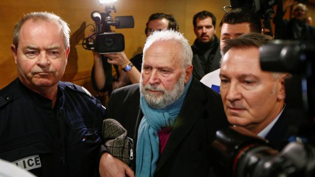 El exsacerdote, Bernard Preynat, saliendo del juzgado al posponerse su juicio.