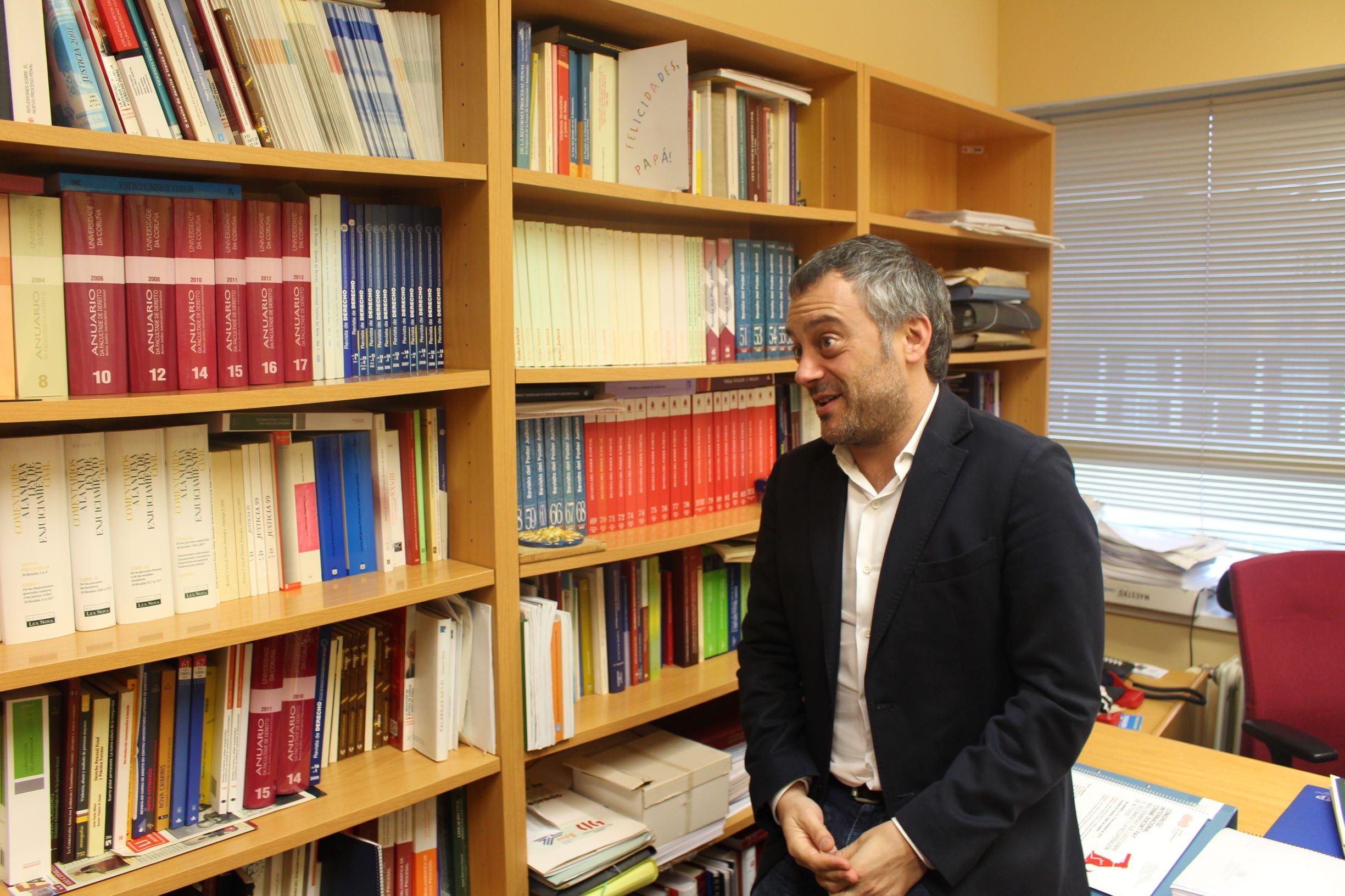 Xulio Ferreiro, en su despacho de la Facultad de Derecho de la UDC.