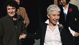 Beatriz Gimeno (izda.) y Boti García (dcha.), en su boda, celebrada en diciembre de 2005.