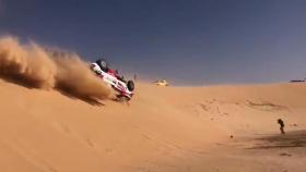 El momento en el que Fernando Alonso sufre un accidente en el Rally Dakar