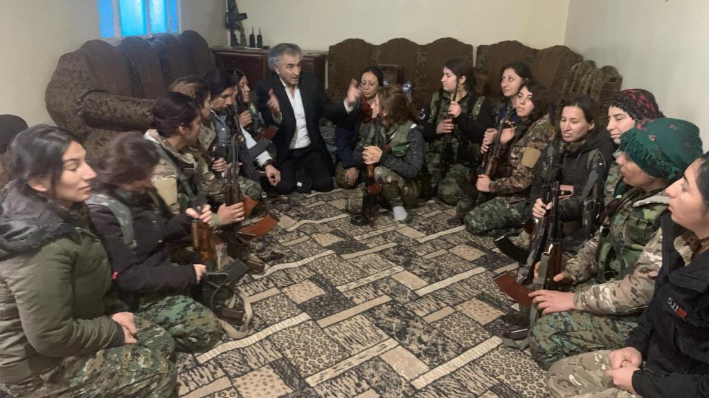 BHL reunido con soldados de la brigada femenina de las fuerzas kurdas de Siria