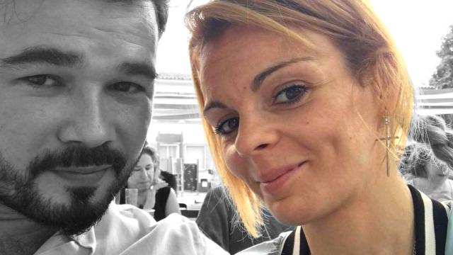 Gabril Rufián y Mireia Varela son padres de un niño de 8 años.