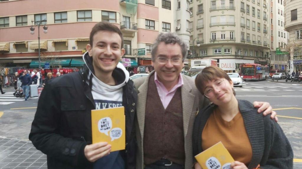 Manel Carceller, delegado de la Plataforma per la Llengua, junto a los afectados.