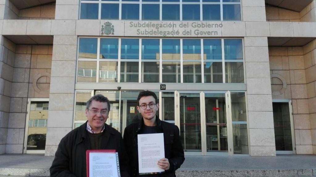 Manel Carceller, delegado de la Plataforma per la Llengua, junto a otro de los afectados.