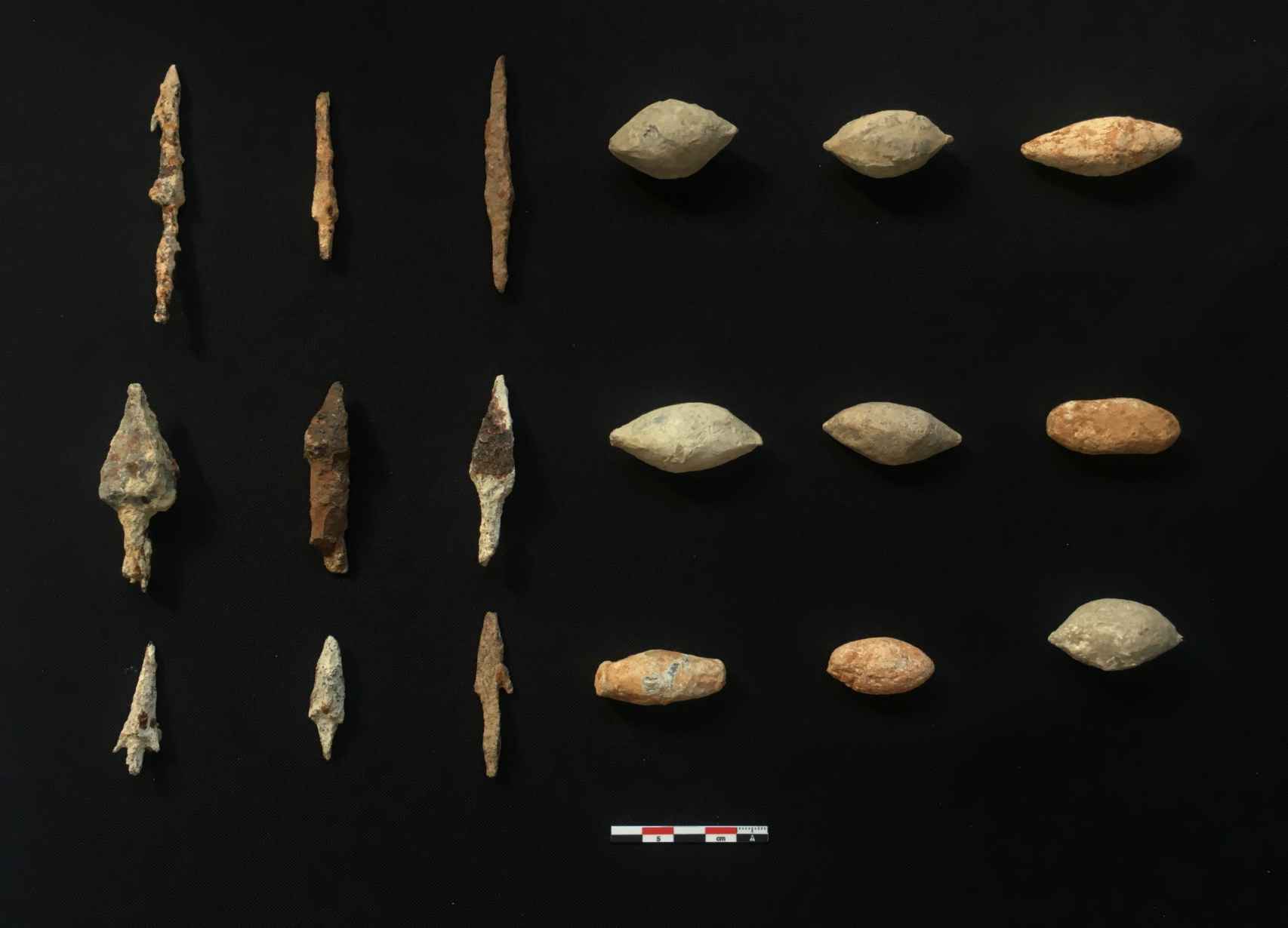 Glandes de honda y puntas de flecha romanas desenterradas en Montemayor.