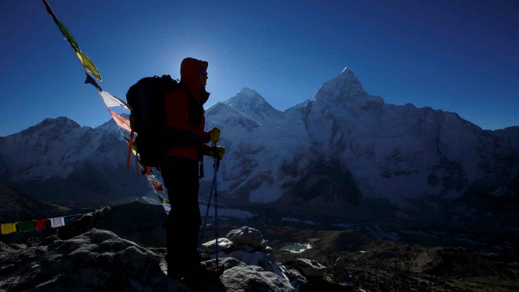 Una imagen de archivo de un excursionista frente al Monte Everest.