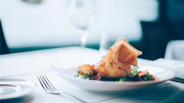 Un primer plato cualquiera en un restaurante.