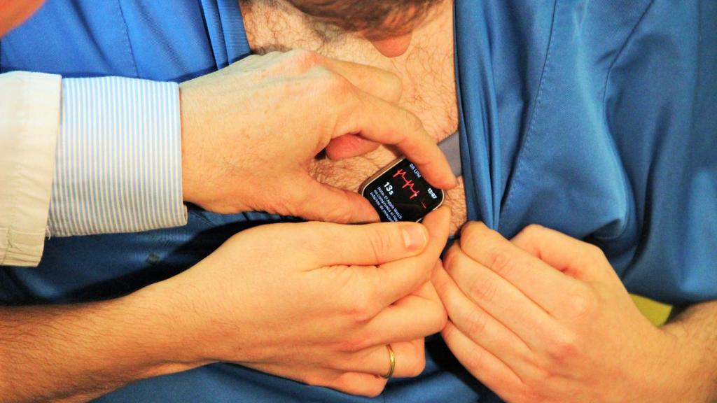 Un Apple Watch colocado sobre el pecho para registrar una de las derivaciones típicas de un electrocadiograma.