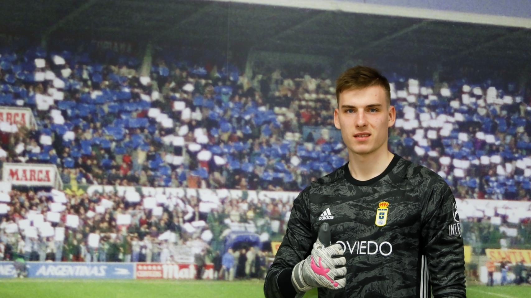 Andriy Lunin posa con la camiseta del Real Oviedo