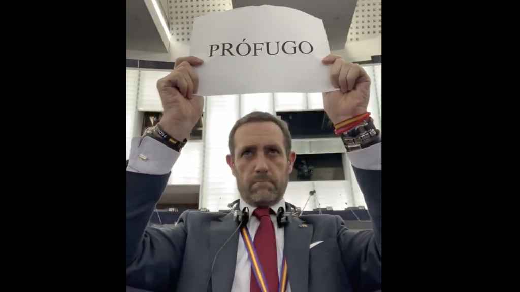 Bauzá muestra un cartel con la palabra 'prófugo' en el Parlamento Europeo en referencia a Puigdemont.