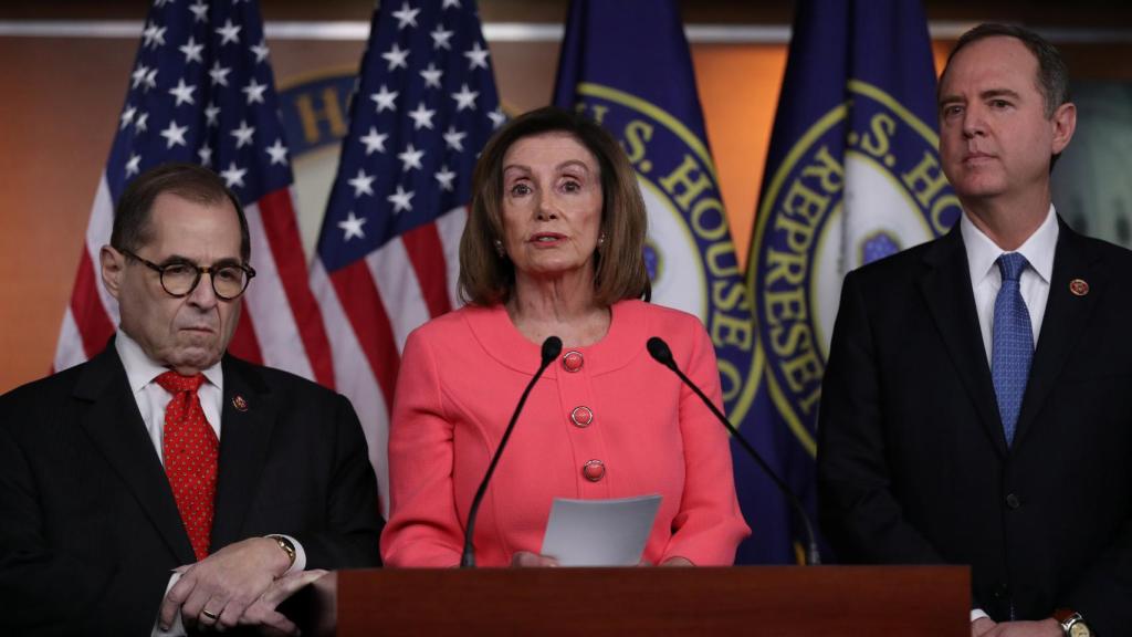 Nancy Pelosi anuncia a la prensa quiénes serán los fiscales del juicio político a Trump.