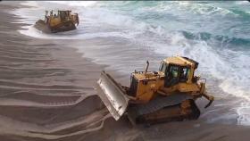 Refuerzan la duna de Riazor ante el fuerte temporal de mañana en A Coruña