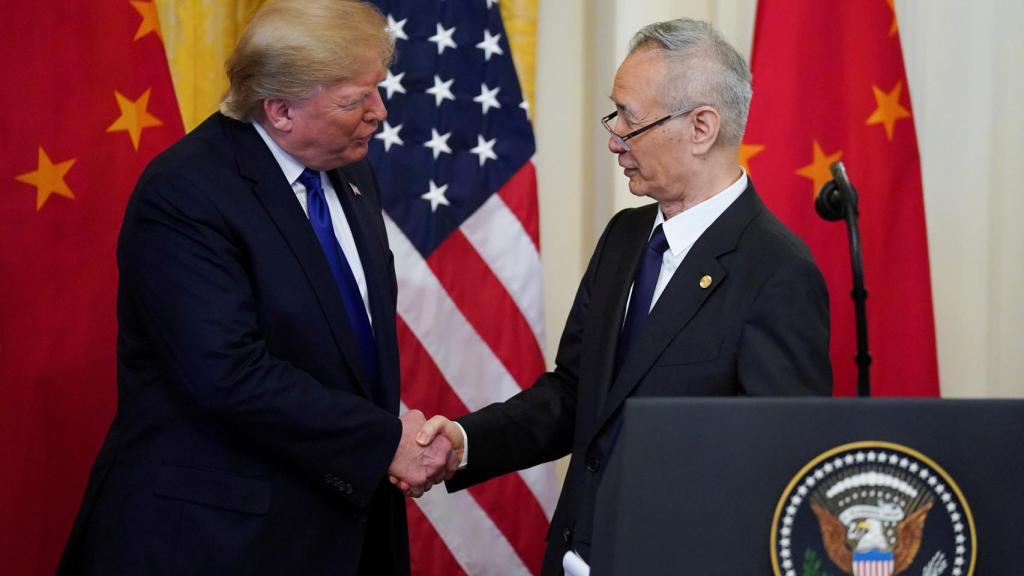 El presidente Trump estrecha la mano al vice primer ministro chino Liu He.