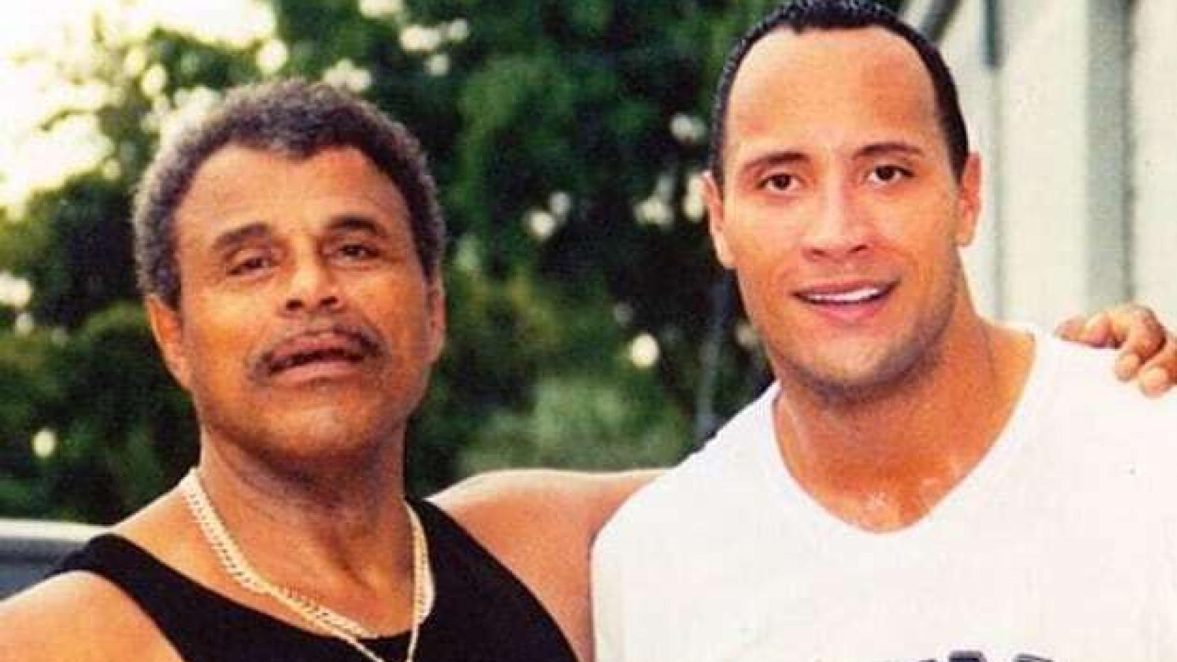 Dwayne Johnson 'La Roca' junto a su padre.